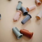 Mushie Ujjra húzható fogkefe (Agyag-homok)