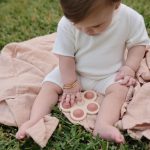 Mushie Pukkasztós játék - Virág (Halvány lila)