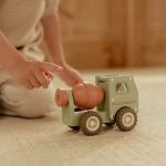 Little Dutch betonkeverő autó figurával