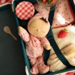 Olli Ella Dozy Dinkum alvó baba – Pip Strawberry baba