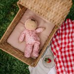 Olli Ella Dozy Dinkum alvó baba – Pip Strawberry baba