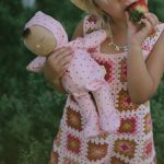 Olli Ella Dozy Dinkum alvó baba – Pip Strawberry baba