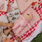 Olli Ella Dozy Dinkum alvó baba – Pip Strawberry baba