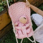 Olli Ella Dozy Dinkum alvó baba – Pip Strawberry baba
