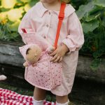 Olli Ella Dozy Dinkum alvó baba – Pip Strawberry baba