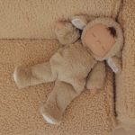 Olli Ella Cozy Dinkums plüssfigura – Bárány Lamby Pip 