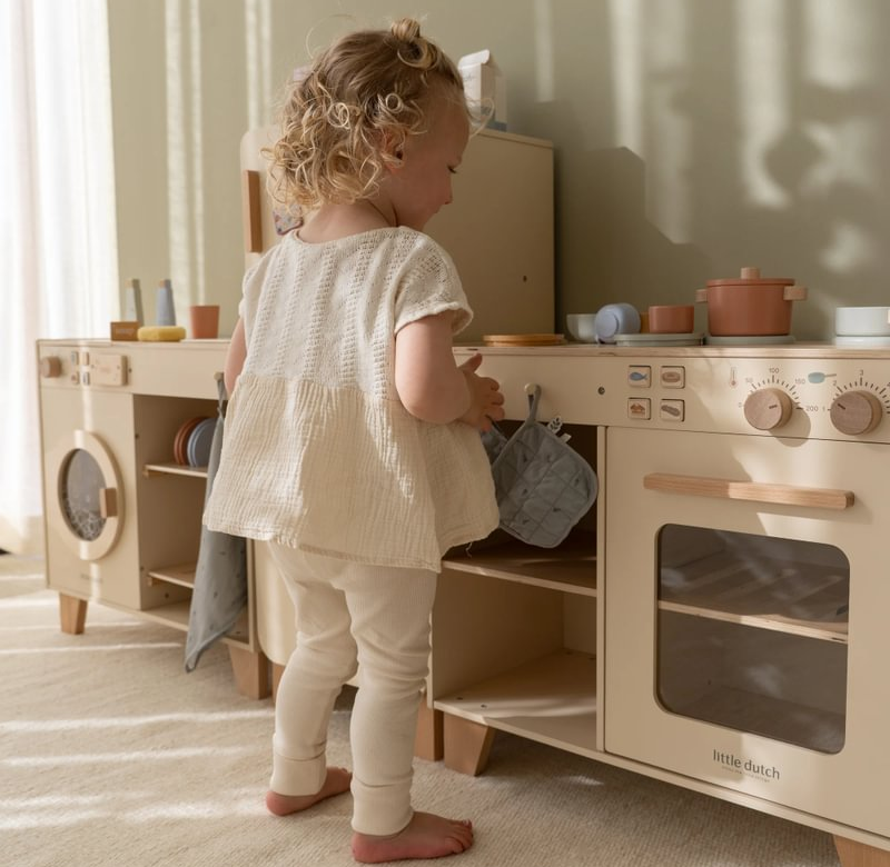 Fedezd fel a Little Dutch játékok varázslatos világát – minőség, dizájn és szeretet egyben